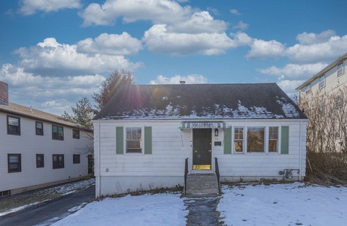 New Britain House | Cozy Cape Close to Farmington, Plainville & Downtown New Britain
