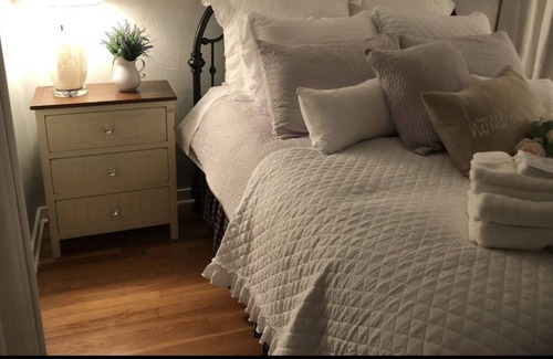 Upper St. Clair Cottage | Cozy Cape Cod with easy commute to the city!