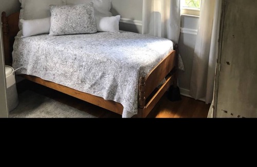 Upper St. Clair Cottage | Cozy Cape Cod with easy commute to the city!