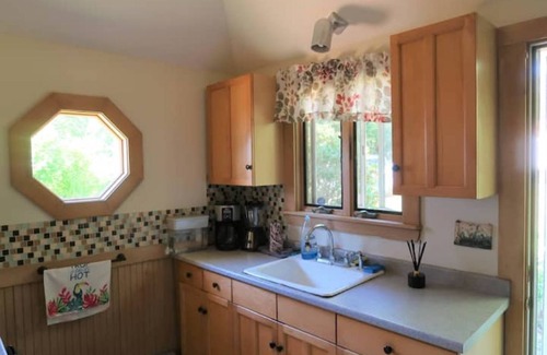 Hyannis House | COZY CAPE COTTAGE ON THE POND!
