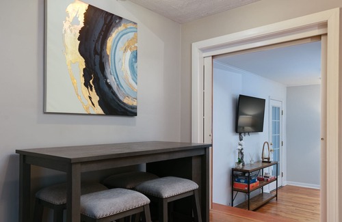 West Elmira House | Cozy Cape home located minutes from Hospitals and colleges.