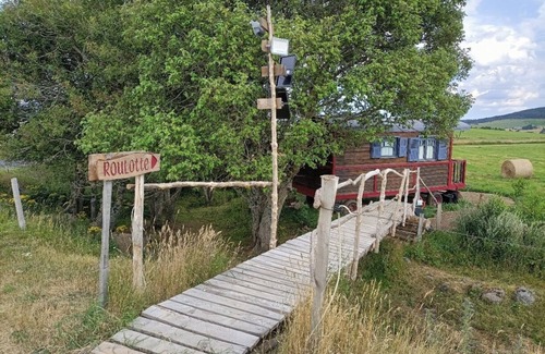 Saint-Front Cabin | Cozy Caravan at Volcano Foot – Hiking with Donkey & Goat Available !