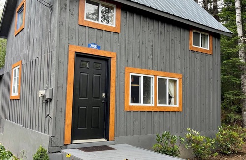 Carrabassett Valley Cabin | Cozy Carrabassett Cabin - less than 2 miles to Sugarloaf Mountain!