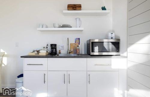 Sunnyside House | Cozy Carriage House W King Bed & Shared Patio