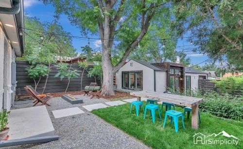 Sunnyside House | Cozy Carriage House W King Bed & Shared Patio