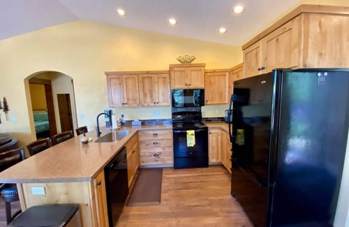 Cascade Ski Chalet | Cozy Cascade Cabin, Short Walk to the Lake!