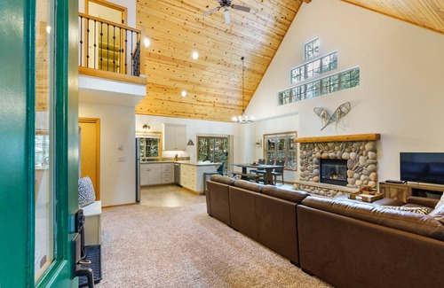 Rhododendron Cabin | Cozy Cascade Cabin. Relaxing Hot Tub, Secluded, Spacious and Creek Nearby