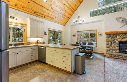 Rhododendron Cabin | Cozy Cascade Cabin. Relaxing Hot Tub, Secluded, Spacious and Creek Nearby