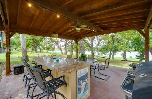 Cottonwood Shores Apartment | Cozy Casita and Cabana on Lake Marble Falls!