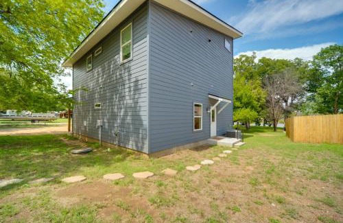Cottonwood Shores Apartment | Cozy Casita and Cabana on Lake Marble Falls!