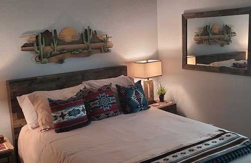 Emperor Estates House | "Cozy Casita" Private Pool and Spa/1 Bed/Full Kitchen/Walk in Shower/BBQ