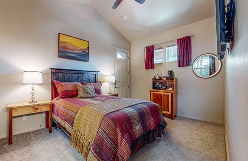 Flagstaff House | Cozy Casita with private patio, high-speed internet and cable