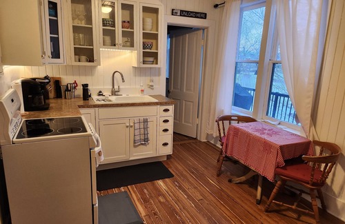 Pincher Creek House | Cozy Castle Cottage on the doorstep of Waterton National Park & Castle Mountain.