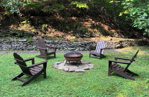 Long Eddy Cabin | Cozy Catskills cabin with POOL outside Callicoon by the Delaware River