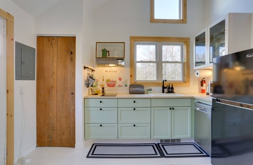 Swan Lake Cottage | Cozy Catskills Tiny Home ~ 3 Mi to Bethel Woods!