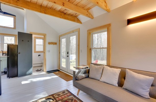 Swan Lake Cottage | Cozy Catskills Tiny Home ~ 3 Mi to Bethel Woods!