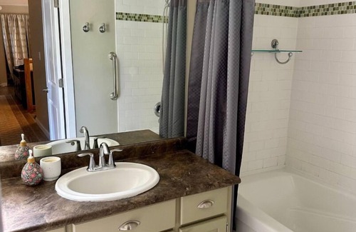 Colwood House | Cozy Cave Retreat. Pet Friendly.