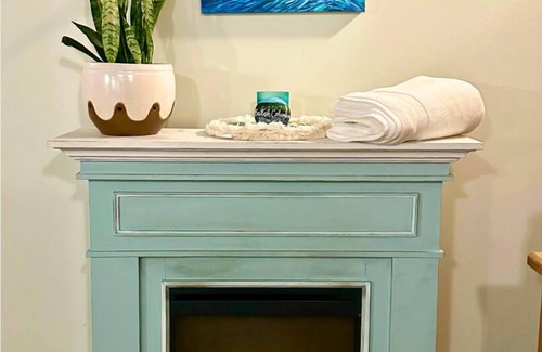 Colwood House | Cozy Cave Retreat. Pet Friendly.