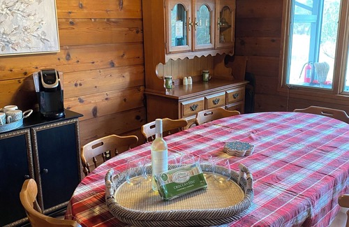 Victoria Beach Cabin | Cozy Cedar Cabin 4 season estate, Games Room, Beach & Trail access, Sled/XSki