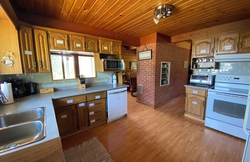 Victoria Beach Cabin | Cozy Cedar Cabin 4 season estate, Games Room, Beach & Trail access, Sled/XSki