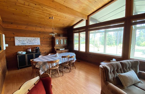 Victoria Beach Cabin | Cozy Cedar Cabin 4 season estate, Games Room, Beach & Trail access, Sled/XSki