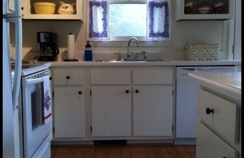 Franklin House | Cozy cedar home with beautiful mountain view. Conveniently located