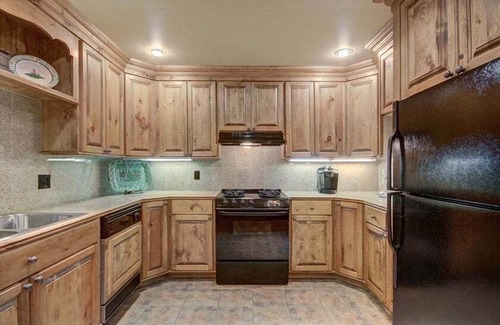 Edwards Condo | Cozy & Central Arrowhead Village Townhome by RedAwning