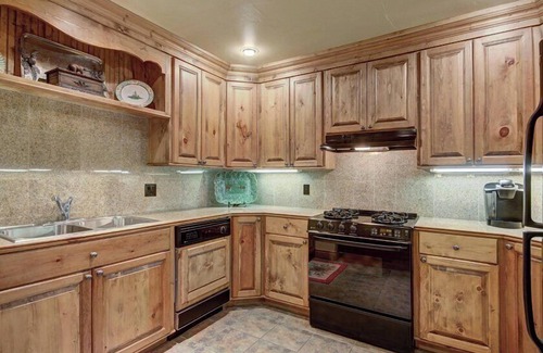 Edwards Condo | Cozy & Central Arrowhead Village Townhome by RedAwning