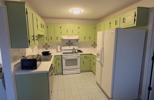 Clarksville House | Cozy Central Bungalow nExit 1nPet friendlynEstablished neighborhood