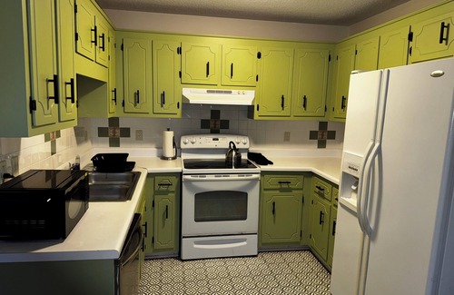 Clarksville House | Cozy Central Bungalow nExit 1nPet friendlynEstablished neighborhood
