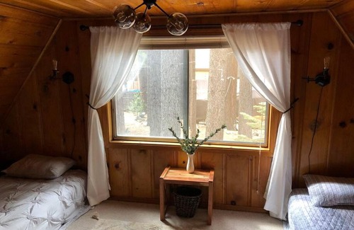 Sierra Tract House | Cozy central Tahoe cabin, 2br/2ba/3bed near Heavenly Ski Resort