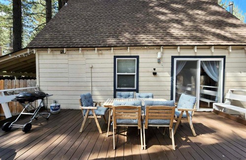 Sierra Tract House | Cozy central Tahoe cabin, 2br/2ba/3bed near Heavenly Ski Resort