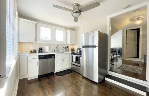 Midtown Apartment | Cozy, Central, & Walkable Dreams Studio in Midtown - near shops and restaurants!