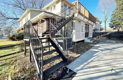 Midtown Apartment | Cozy, Central, & Walkable Dreams Studio in Midtown - near shops and restaurants!