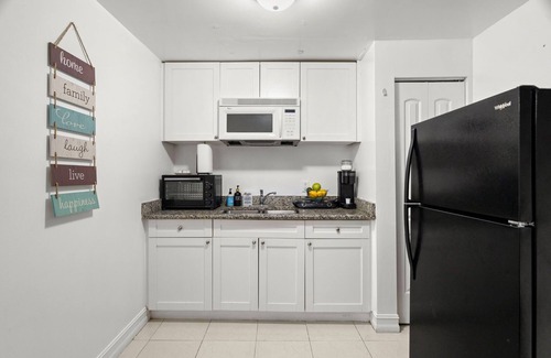 Tampa Apartment | Cozy & Centrally Located Full Guesthouse- Sleeps 4. Short drive to everything!