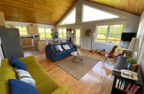 Found Mills House | Cozy chalet with water view, kayaks, and hot tub