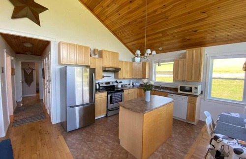 Found Mills House | Cozy chalet with water view, kayaks, and hot tub