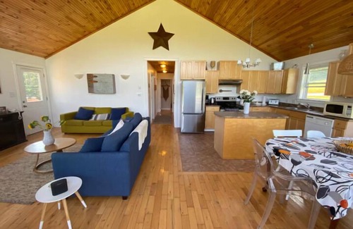 Found Mills House | Cozy chalet with water view, kayaks, and hot tub