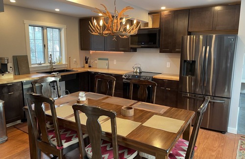 Mount Holly House | Cozy Chalet 5mins from Okemo, SAUNA JACUZZI HOT TUB