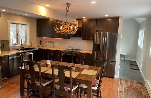 Mount Holly House | Cozy Chalet 5mins from Okemo, SAUNA JACUZZI HOT TUB