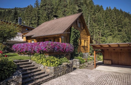 San Lorenzo di Sebato Ski Chalet | Cozy Chalet “Ferienhaus Moarbach” with Terrace & Garden