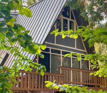 Glencoe Ski Chalet | Cozy Chalet - Hot Tub with Meadow Views - Family & Pets, Fire Pit & BBQ