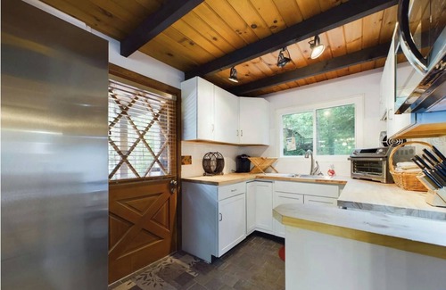 Pocono Pines Ski Chalet | Cozy Chalet in Pocono Pines. Two blocks from Lake Naomi.