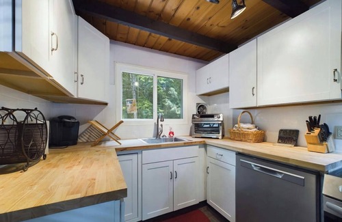 Pocono Pines Ski Chalet | Cozy Chalet in Pocono Pines. Two blocks from Lake Naomi.
