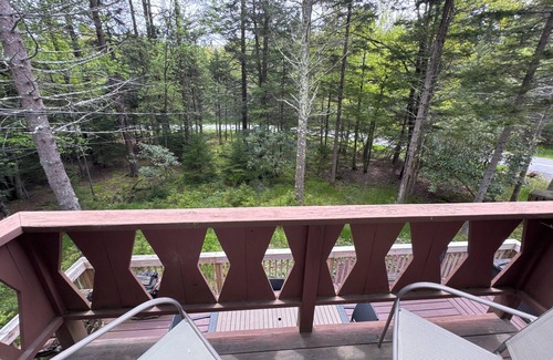 Pocono Pines Ski Chalet | Cozy Chalet in Pocono Pines. Two blocks from Lake Naomi.