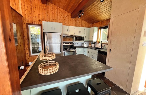St-Aubert Ski Chalet | Cozy chalet. Lakeside. Spa.