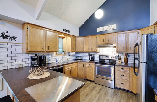 Briar Crest Woods Ski Chalet | Cozy Chalet near Lake: BBQ, Fire Pit, Beautiful Fall Foliage & Hot Tub