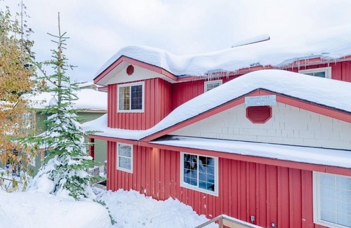 Snow Pine Estates Ski Chalet | Cozy Chalet (ski-in/ski-out, 2 KING BEDS, Hot-Tub, DOG-Friendly!) Sleeps 13