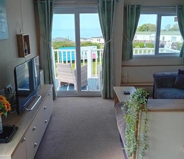 New Quay Ski Chalet | Cozy Chalet Sleeps 4 with Garden