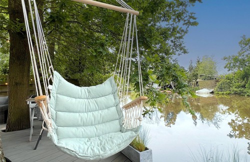 Geel Ski Chalet | Cozy chalet with a waterside terrace
